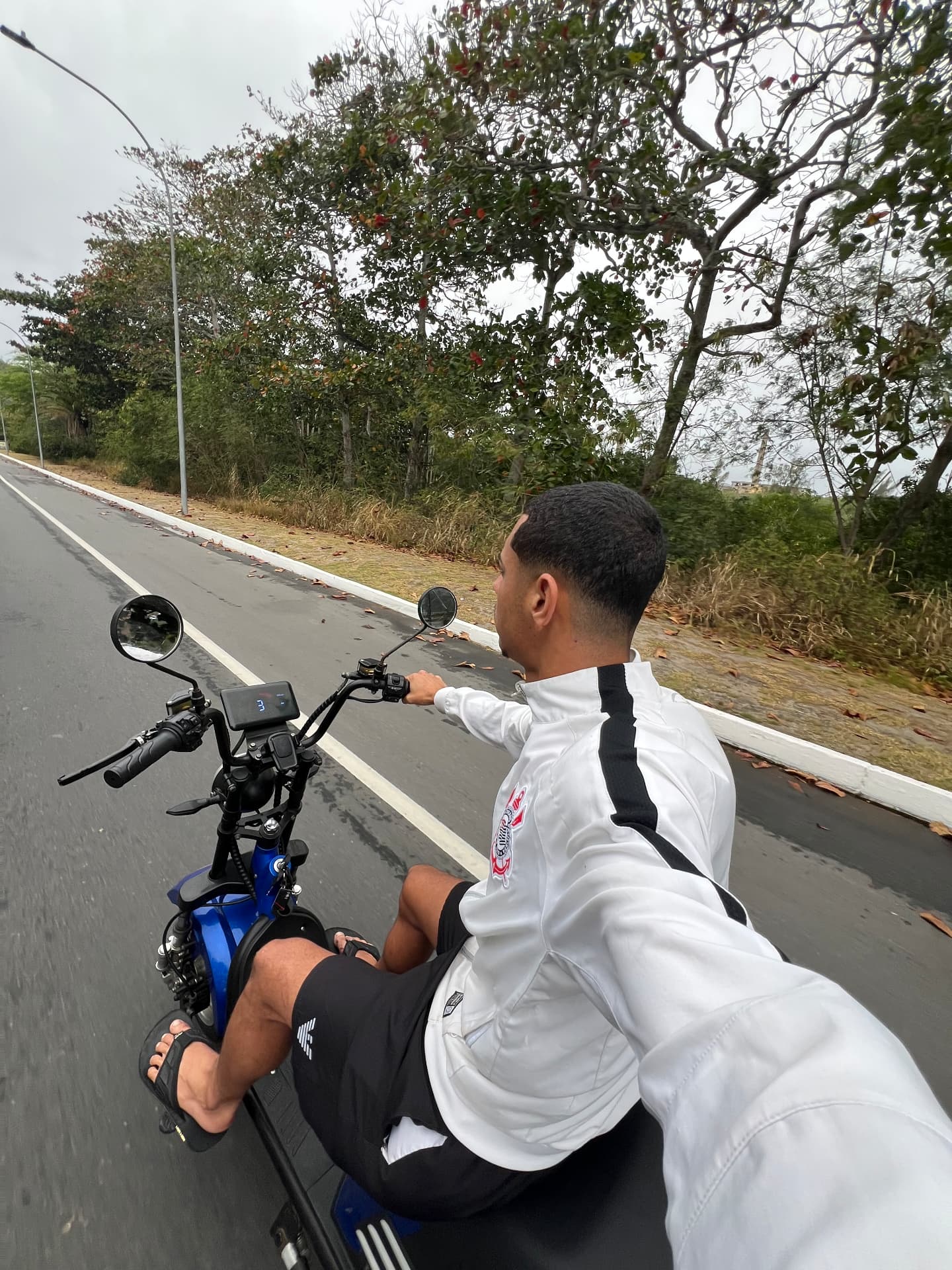 Cliente pilotando a scooter elétrica da Garcias Adventure